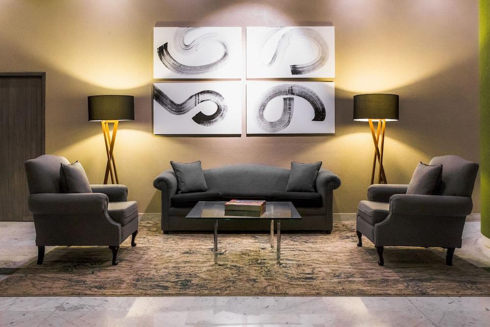 Отель La Joya Pachuca Экстерьер фото A living room with a carpet