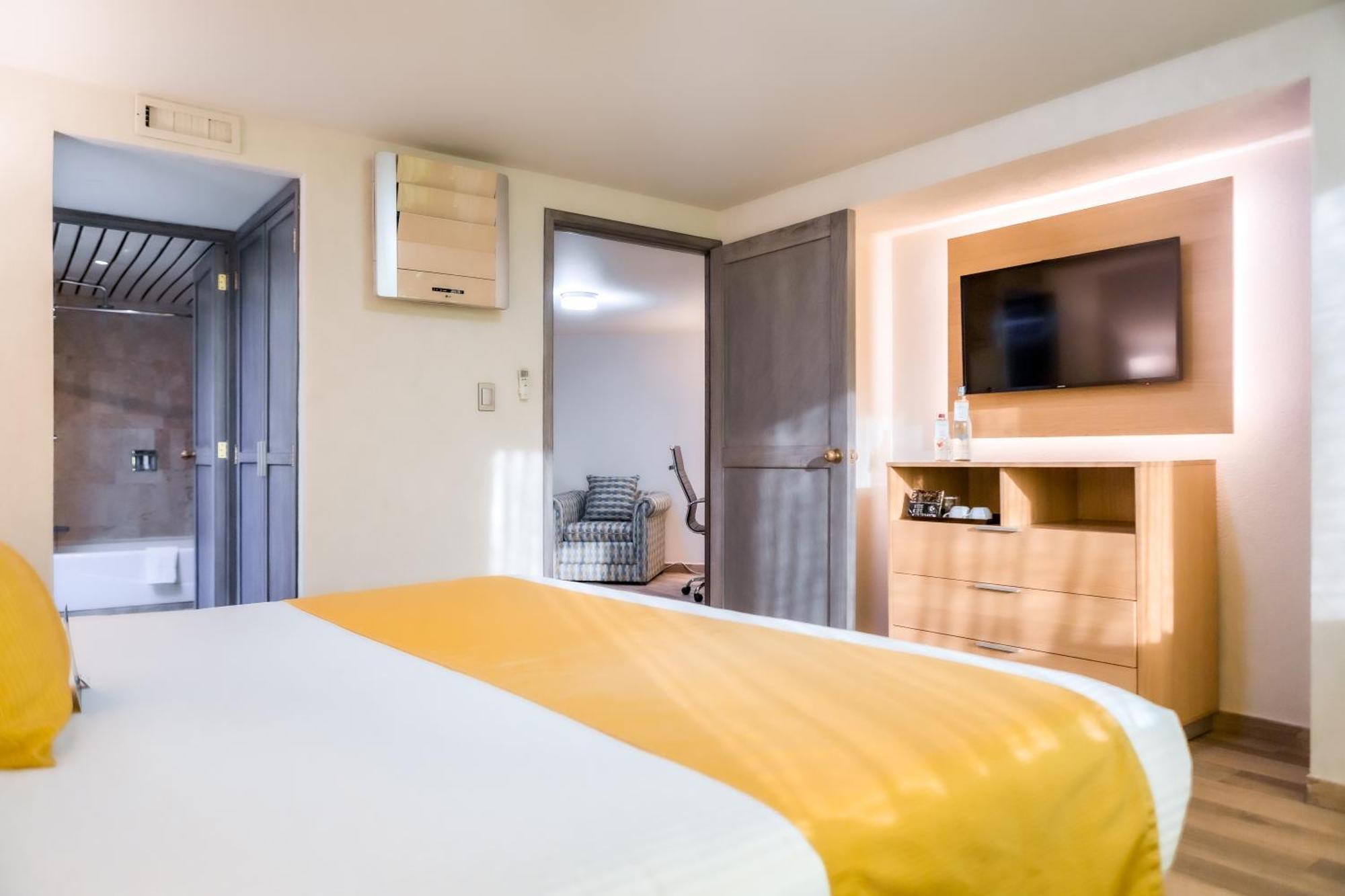 Отель La Joya Pachuca Экстерьер фото A room at the hotel