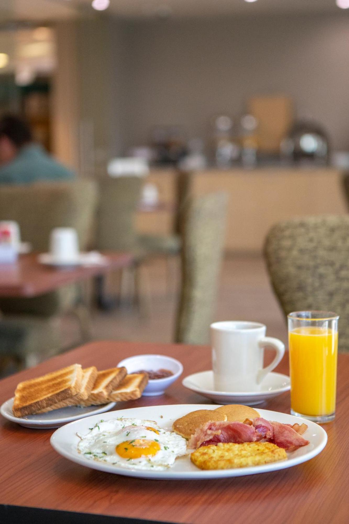 Отель La Joya Pachuca Экстерьер фото A breakfast with orange juice